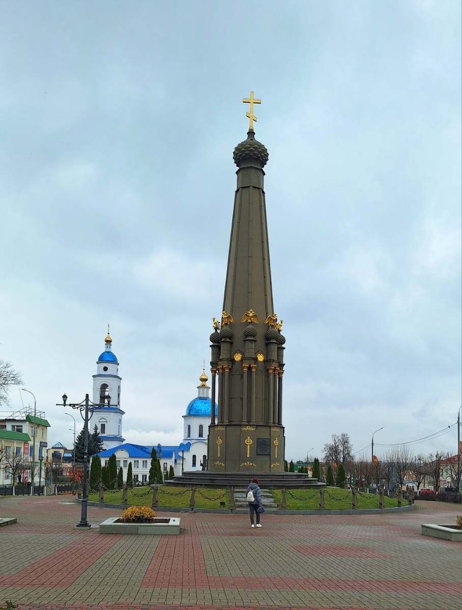 Монумент 1812 года на Центральной площади и Собор Казанской Иконы Божьей Матери