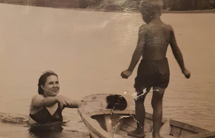 Александр Иншаков в детстве с мамой.