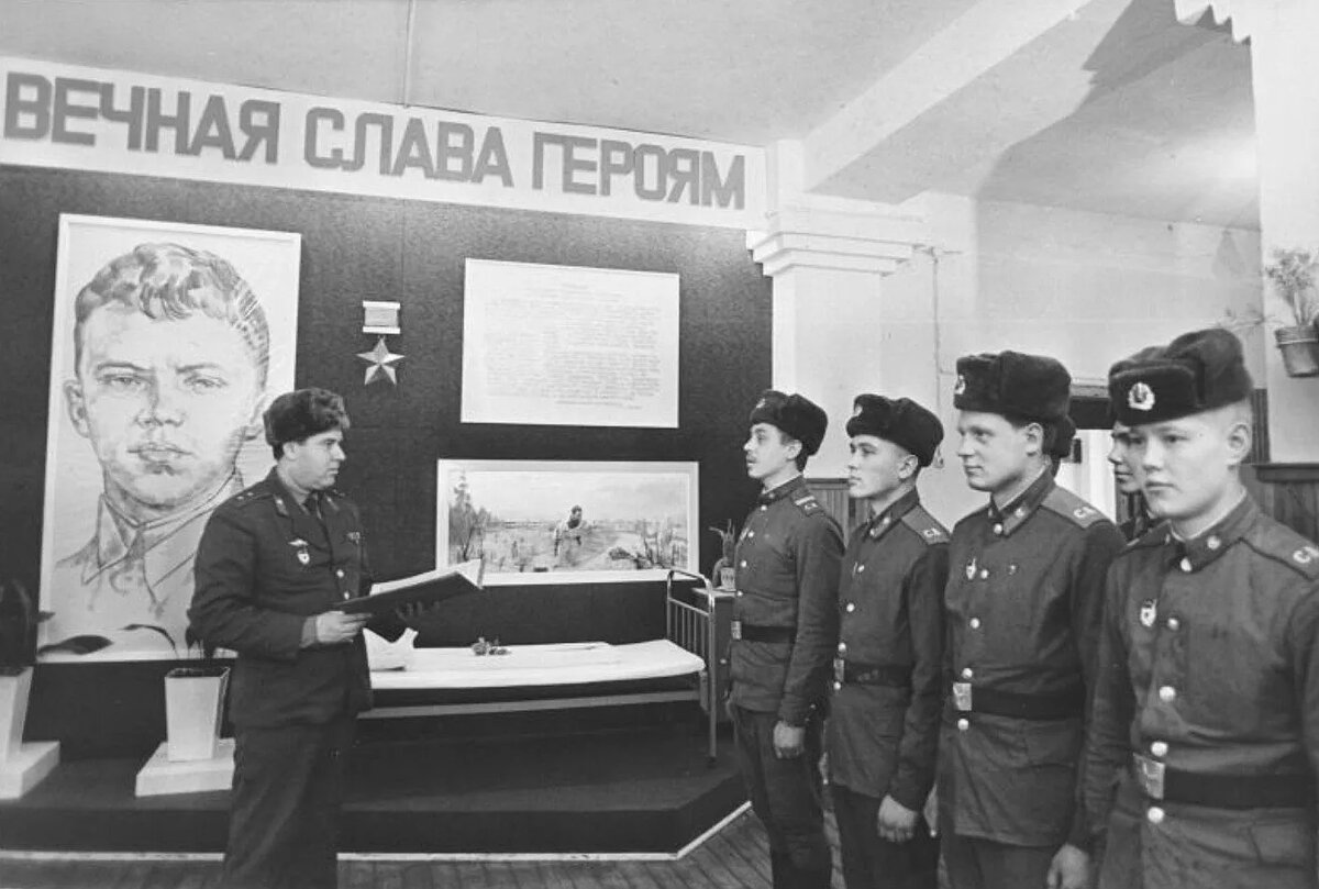 На лекции в клубе...