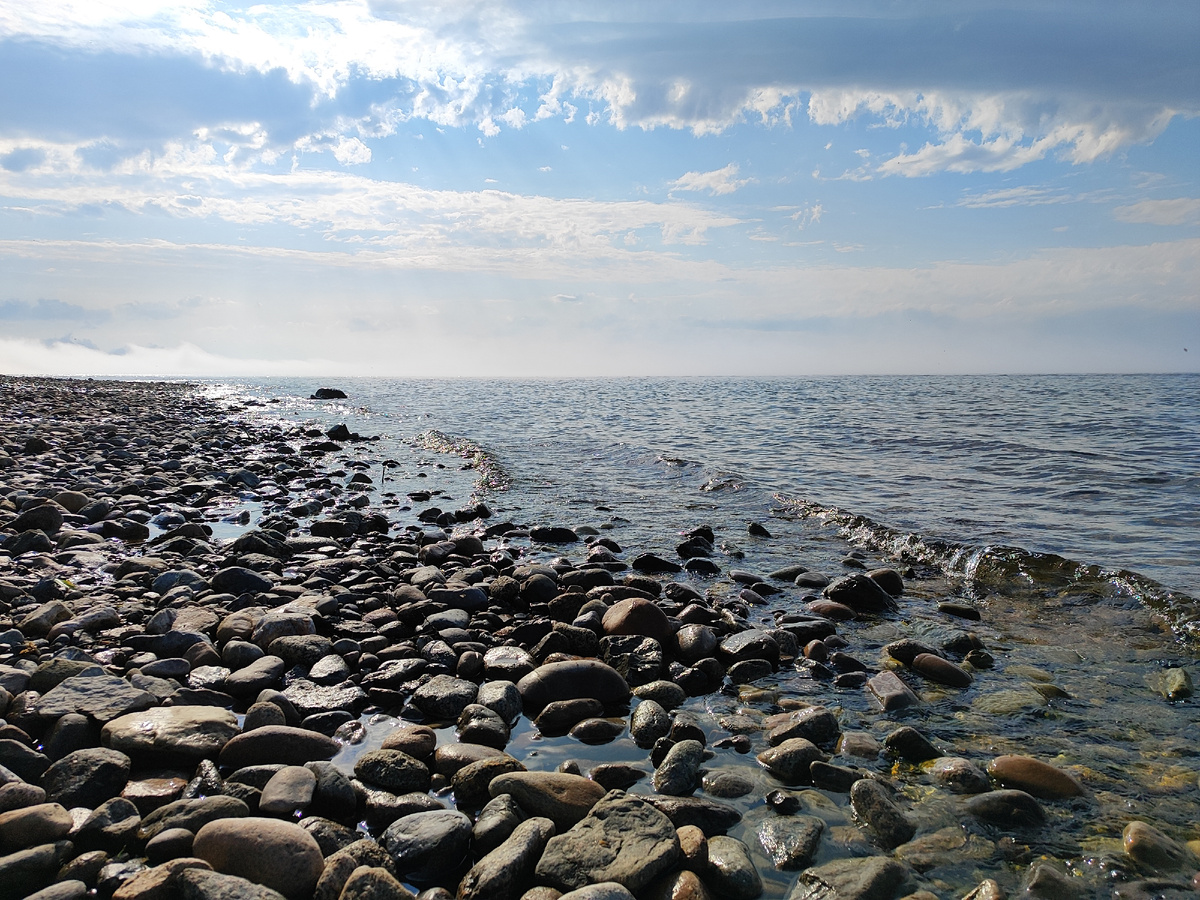 Нежные волны осторожно накатываются на камни