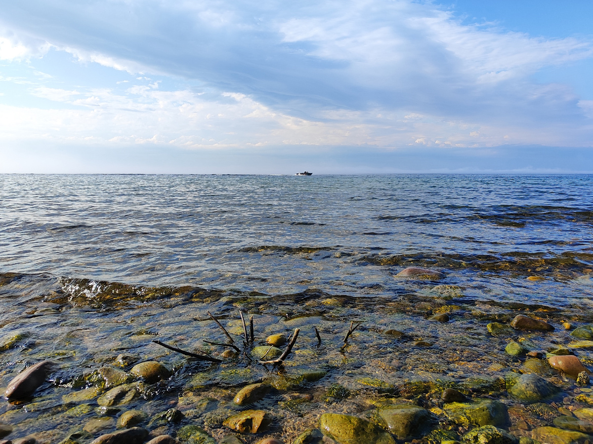 Катер вдали