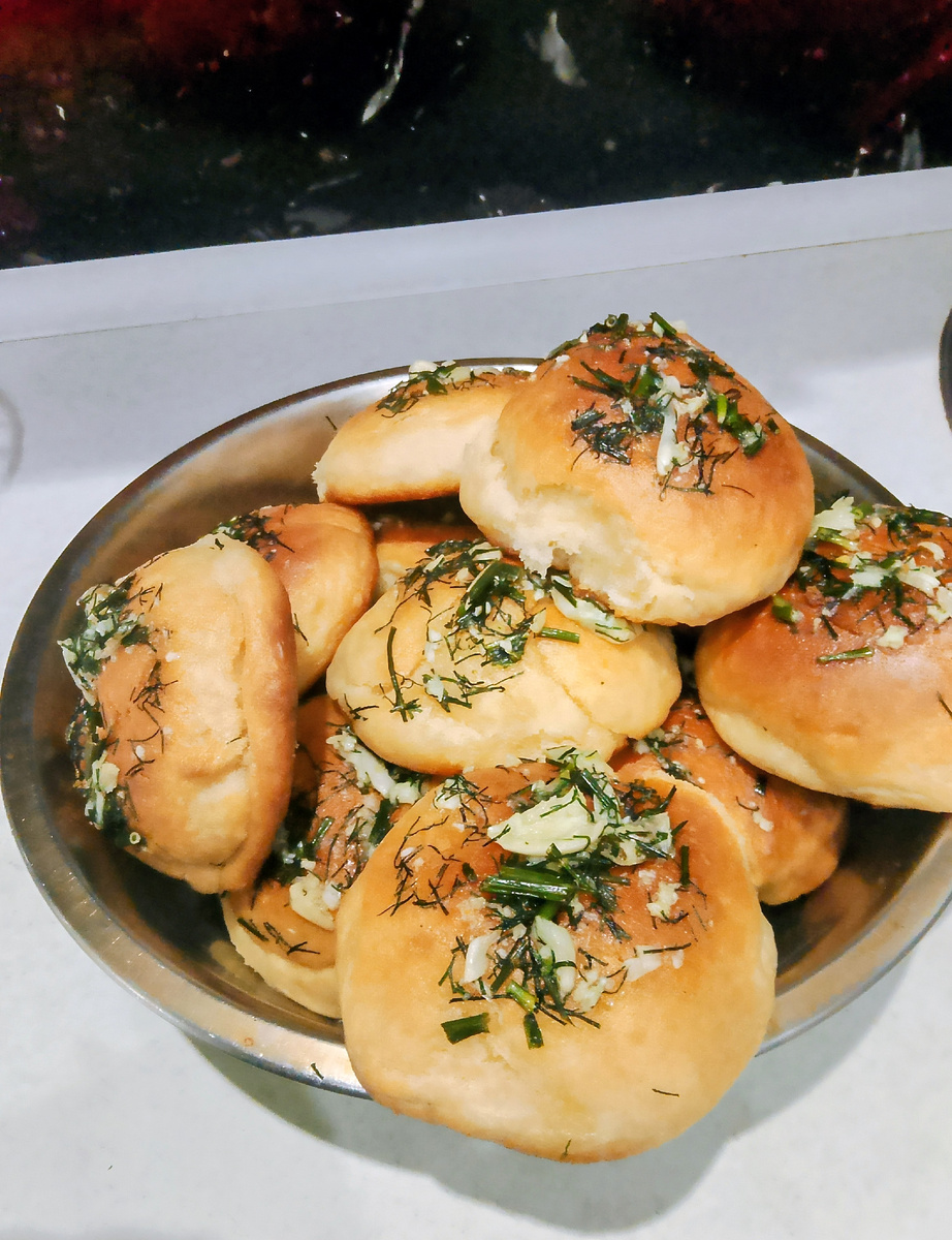 Чесночные булочки в этот раз не такие получились, подзабила я тесто мукой 