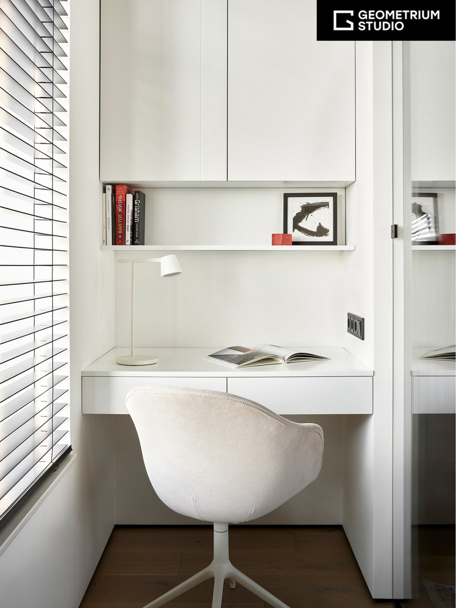 Чистое, спокойное пространство, в котором ничто не мешает сосредоточиться, — таким и должен быть правильный кабинет, пусть даже и совсем небольшой. Интерьер квартиры в ЖК «Серебряный парк», студия премиум-дизайна интерьера Geometrium
