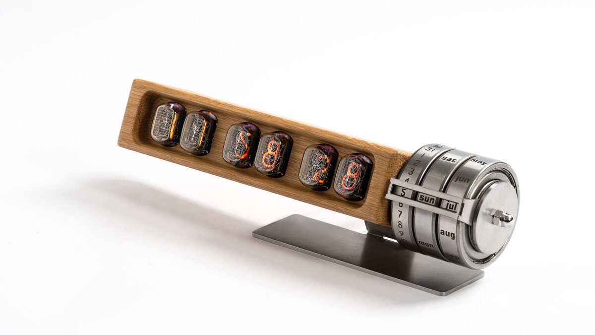 Статья промышленного дизайнера Courage, создавшего ламповые часы “Авиатор”.