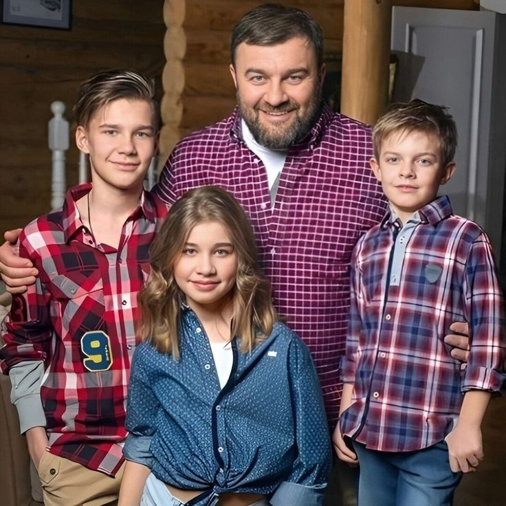 Михаил с детьми