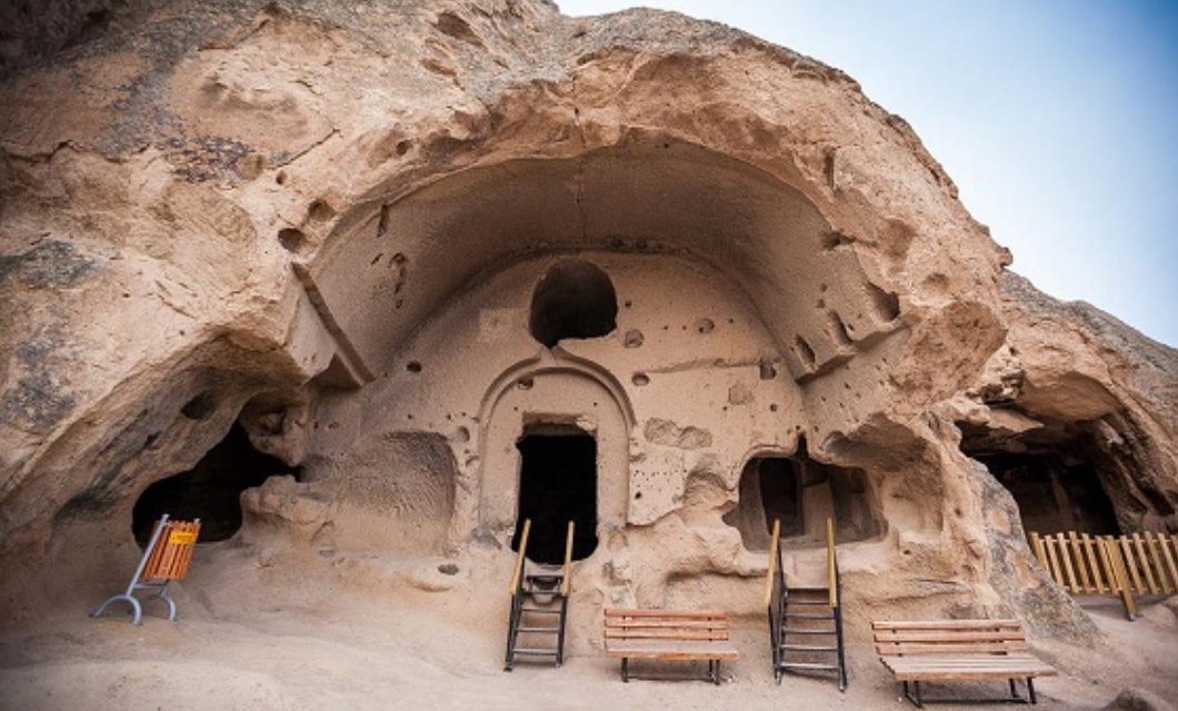 "Скромный вход, скрывающий целый подземный мир. Таких секретных входов по всей Каппадокии — сотни."