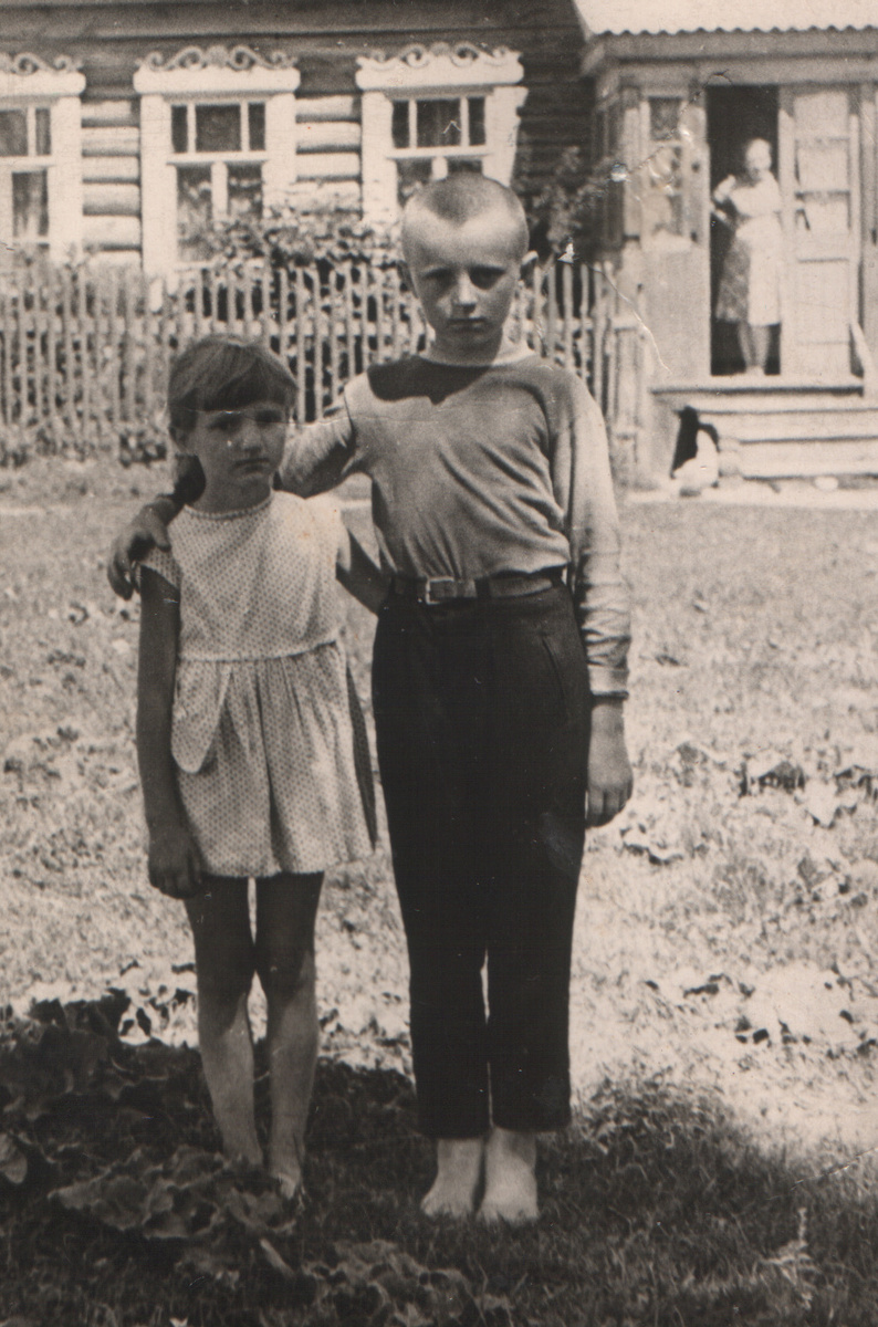 Мы с братом. А вдали наша мама. Наш дом в Семёновке.
