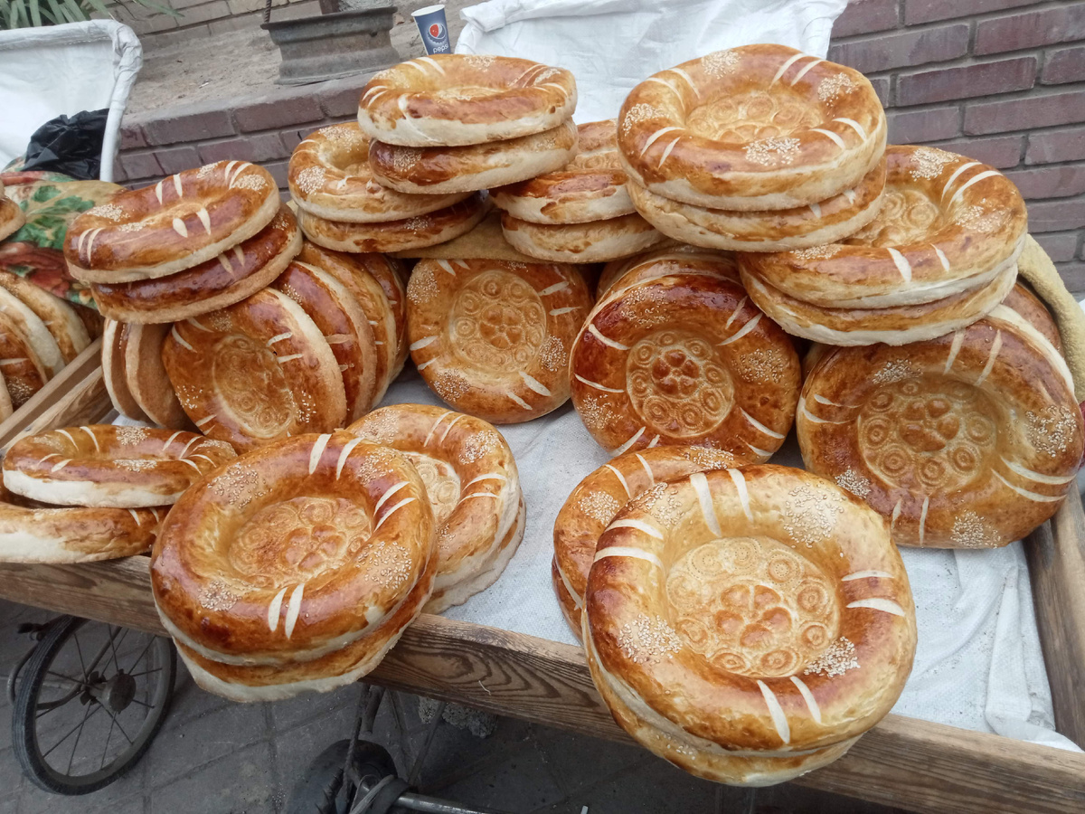 лепешки на рынке в Самарканде ноябрь 2023