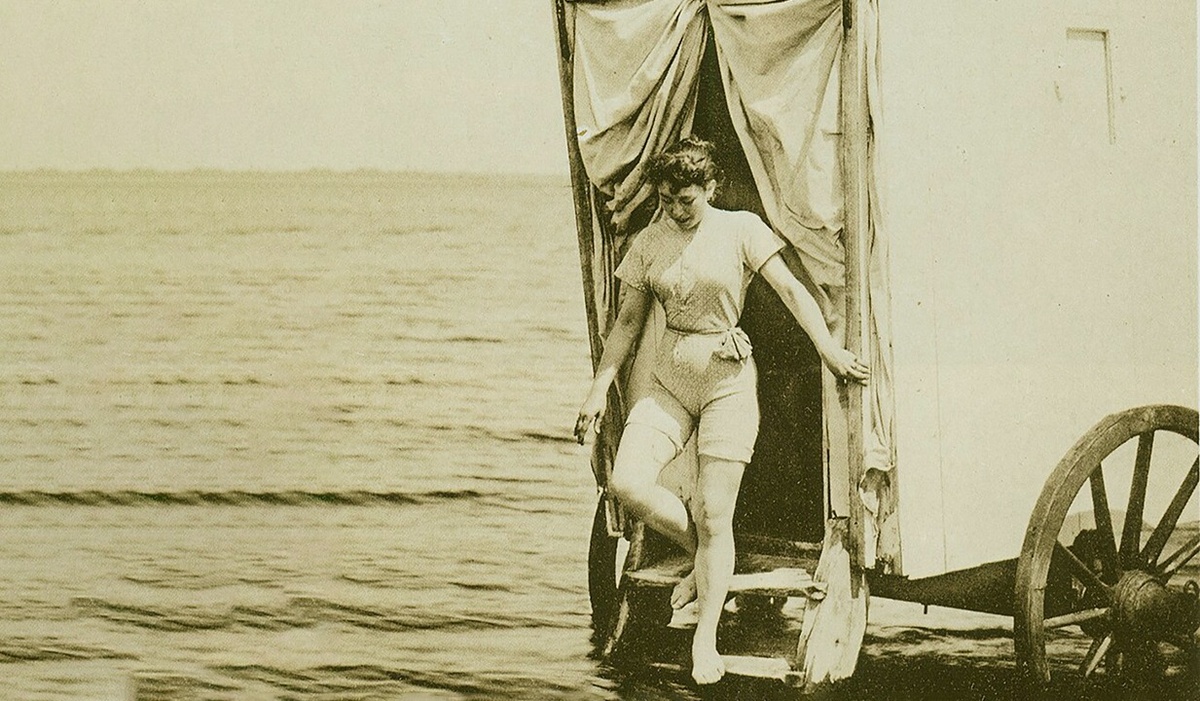 Дама пользуется услугой купальной машины на пляже