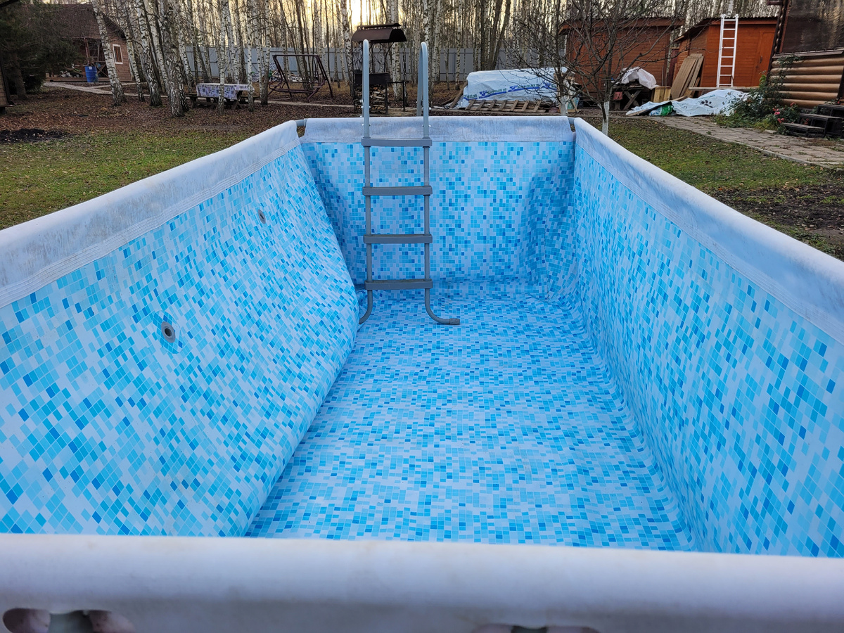 Помытый бассейн.