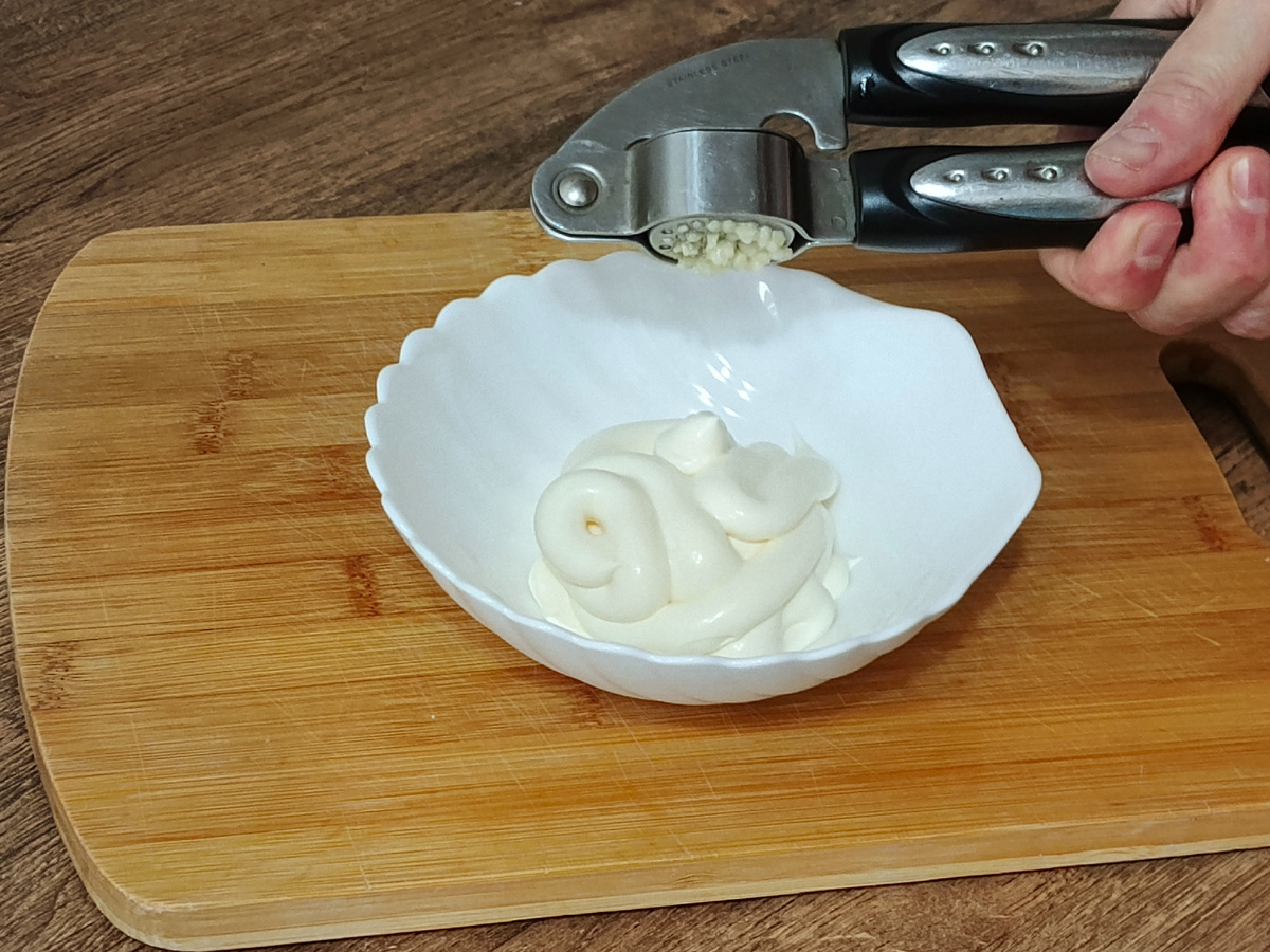 У меня сегодня один зубчик чеснока, но если вы хотите поострее и не собираетесь на свидание можете положить побольше.