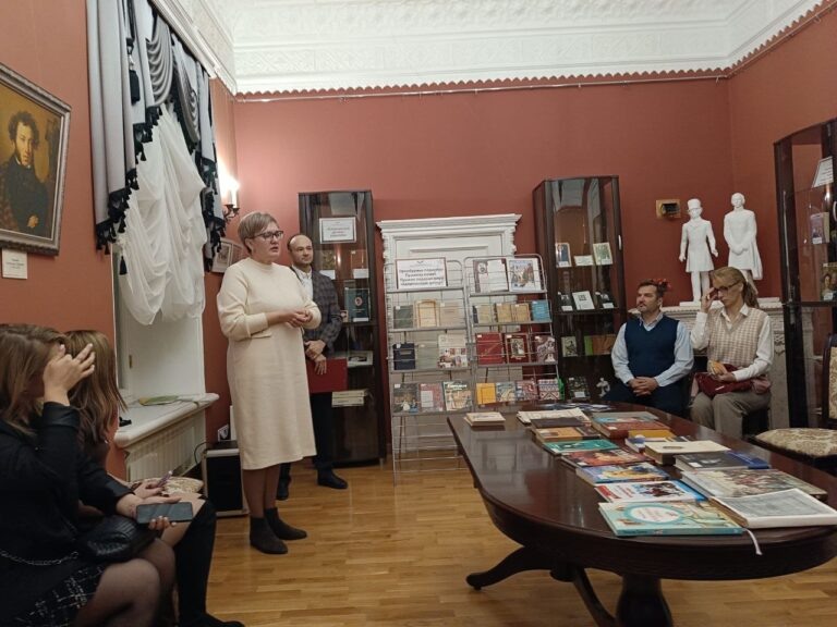    В Оренбургской областной библиотеке показали более трёхсот «Капитанских дочек» Юрий Мещанинов