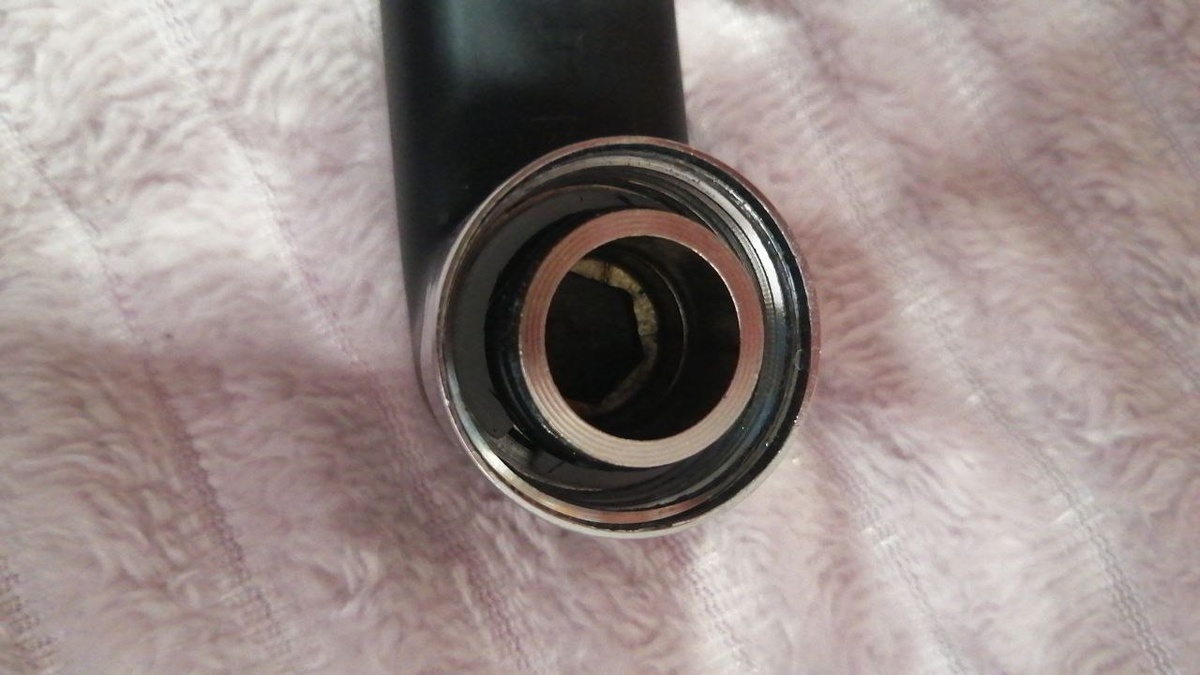 Гусак с гайкой надо прижать и завернуть