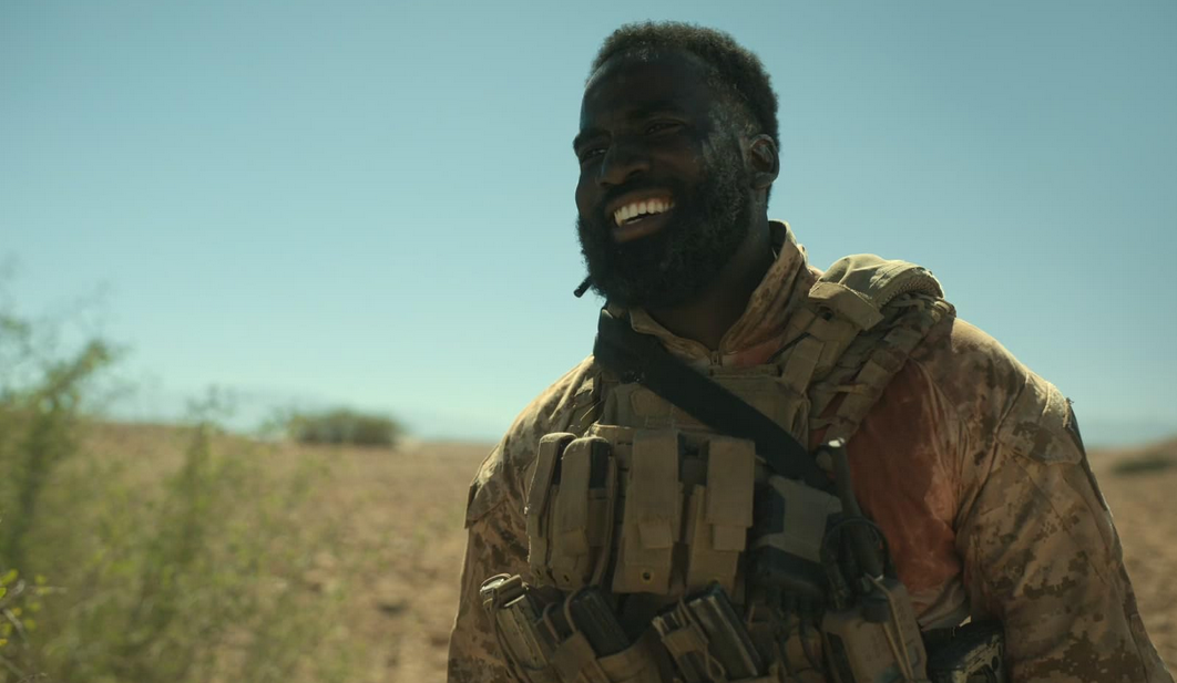 негр глядит на дымящийся город Лос-Анджелес