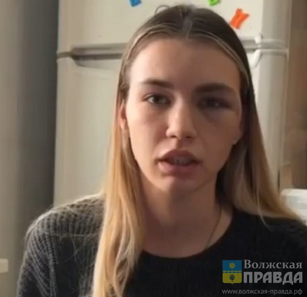 Скриншот с видеозаписи, опубликованной в ТГК "Блокнот Волжский"📷    Кулаком по лицу, руками за волосы: волжанка рассказала, как её избили за то, что не дала себя потрогать
