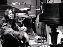 Это архивное фото было опубликовано в 2011 году. На фото 1969 Джон Леннон и Йоко Оно: в Кембридже С ними музыканты: Джон Чикай, Джон Стивенс. 