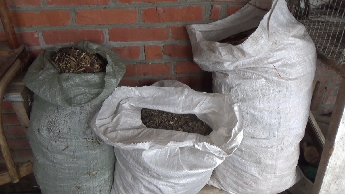 Измельченные отходы от сада и винограда вымерзают в мешках до весны.