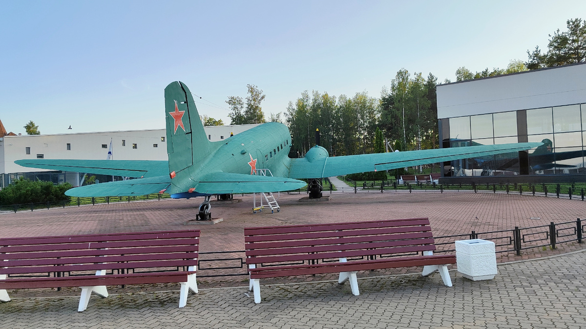 Куда бы ни шли всей семьёй, Алик "выруливал" к самолётам. 