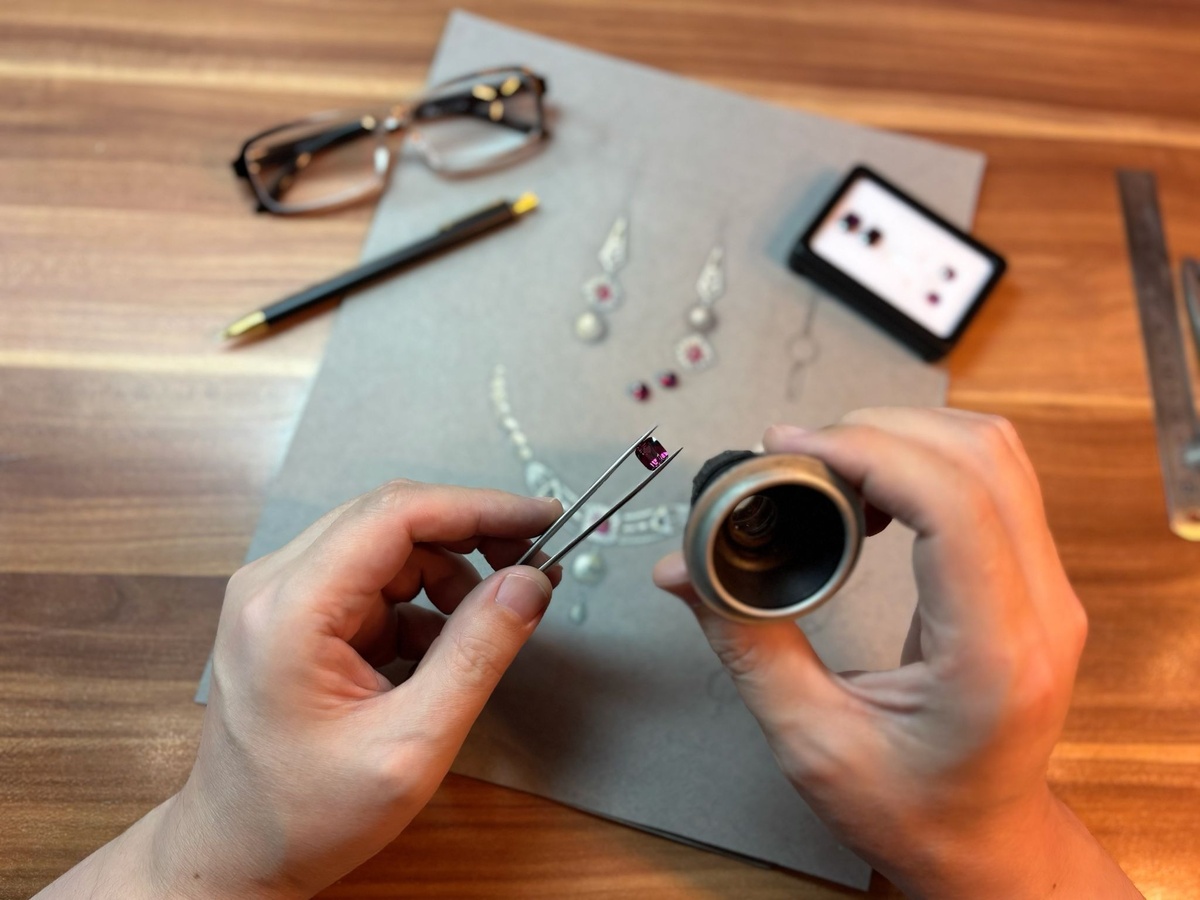 Создание ювелирных украшений – всегда таинство, которое восхищает и завораживает. Люди разных ювелирных профессий по-разному прикасаются к этому таинству