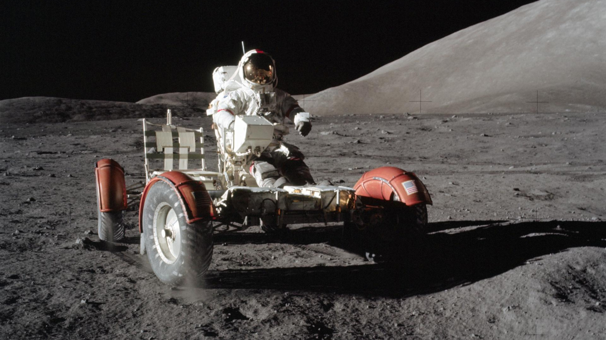 Астронавт Юджин Сернан управляет лунным вездеходом (LRV) в начале первого выхода в открытый космос в рамках миссии «Аполлон-17»