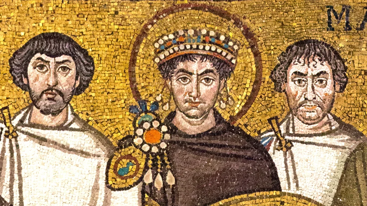 Юстиниан и два его главных советника - Велизарий (слева), Нарсес (справа). Мозаика базилики Сан-Витале в итальянской Равенне 