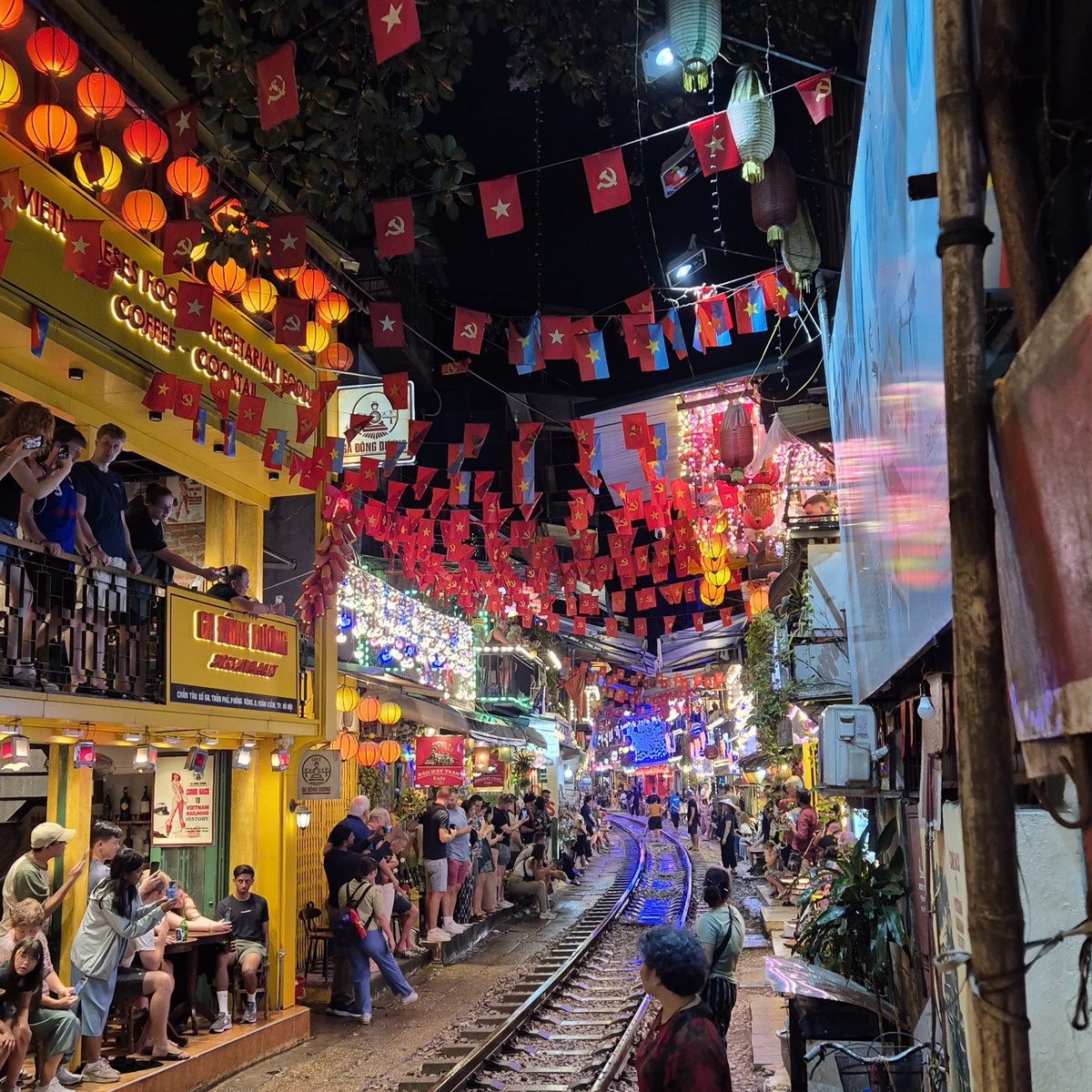 улица с поездом