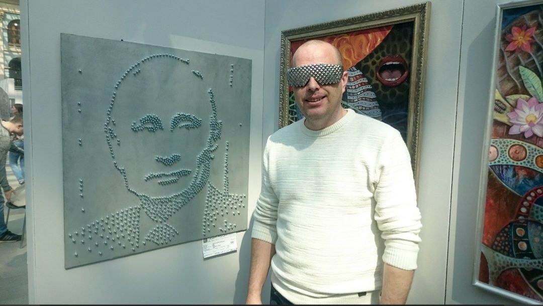 Сергей Скляров и его картины , в том числе  и нетипичный для его творчества  портрет Владимира Путина из металла на выставке в Москве до того, как эта работа оказалась  в собственности Администрации Президента РФ. 