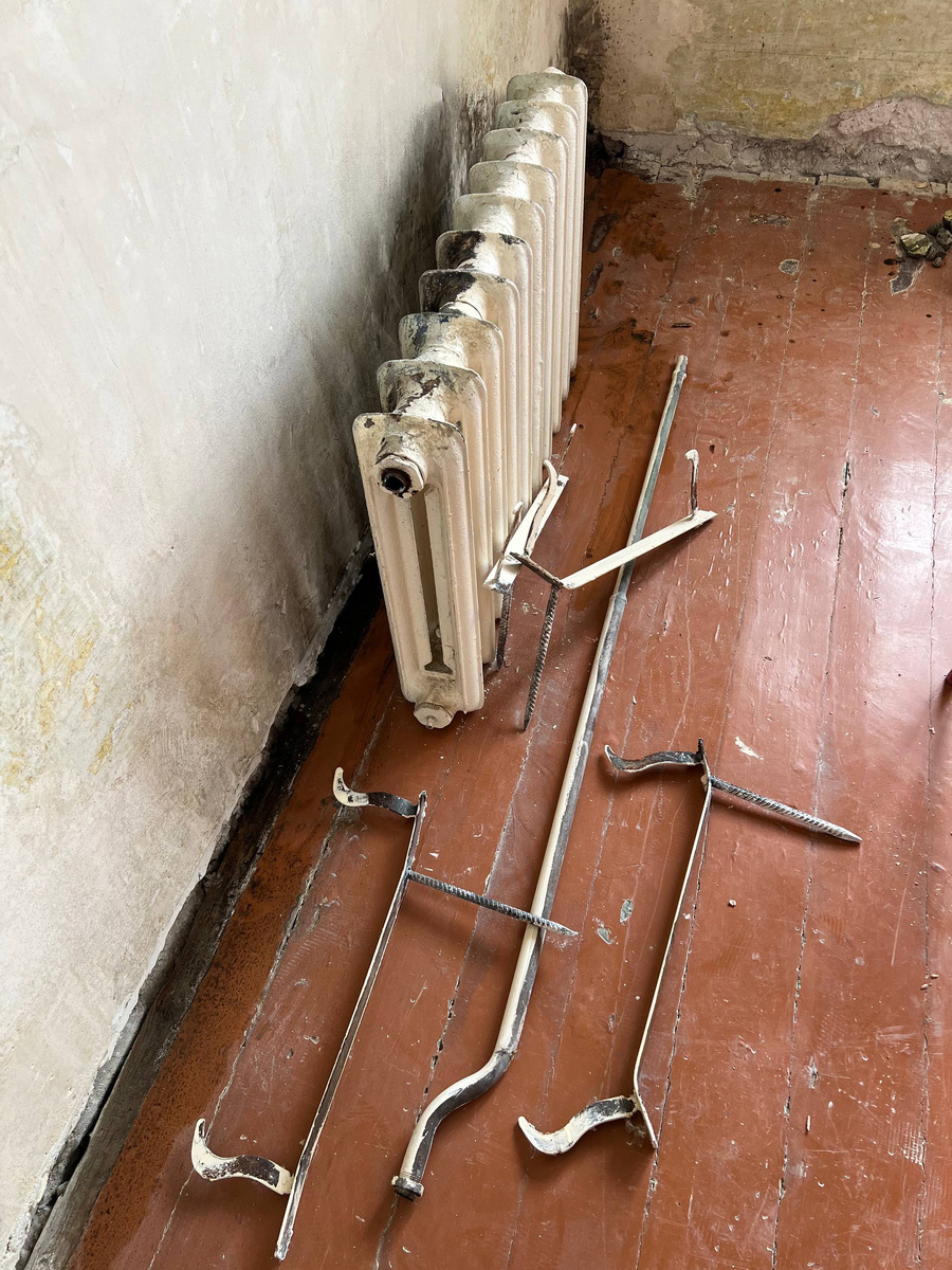 Батарея из первой комнаты и крепеж с трубами