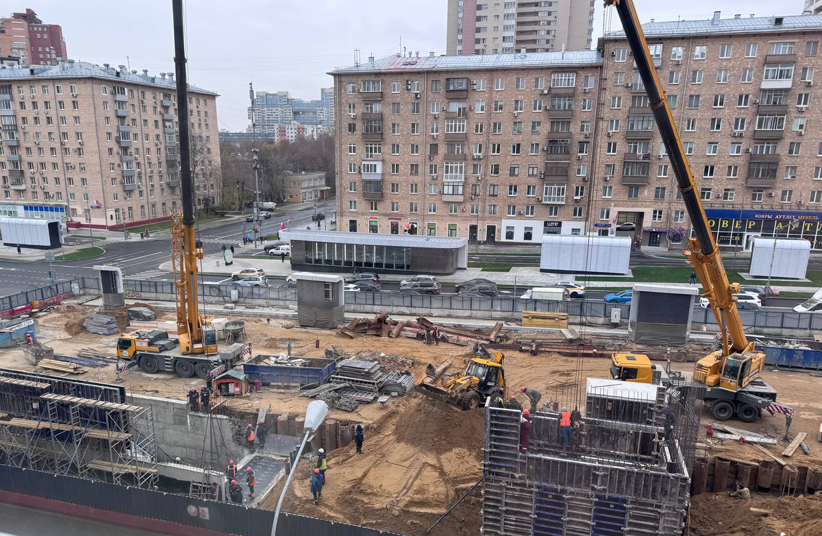 📷 1.1: Строительство выхода из южного вестибюля к дому 74 по Ленинскому проспекту.