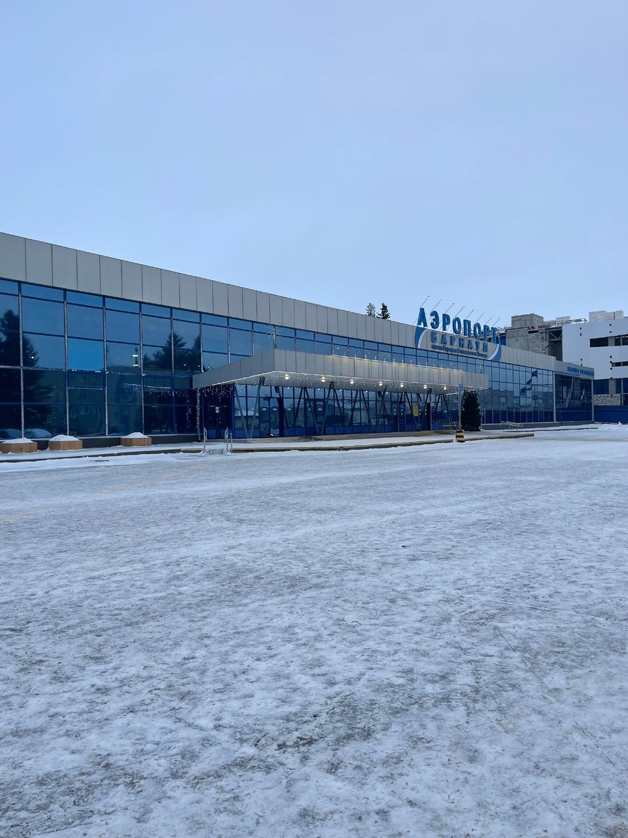 От аэропорта в город лучше доехать на такси, это не дорого и чаще всего приезжает «Комфорт» вместо «Эконома»