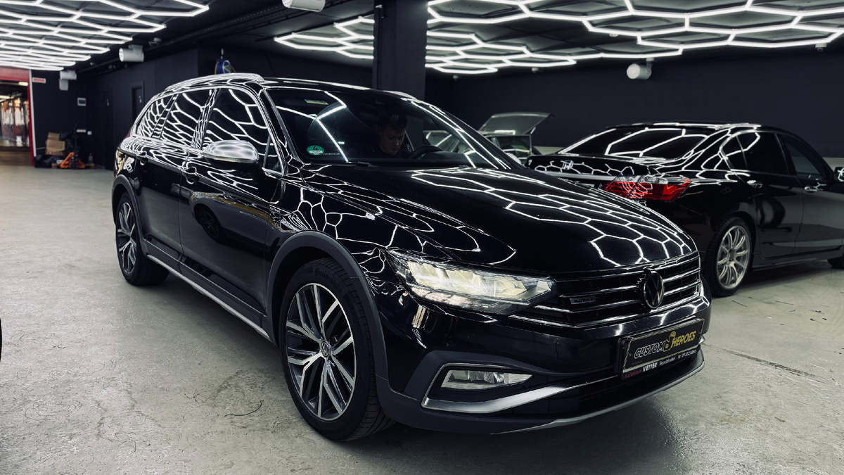 Источник фото: https://custom-heroes.ru/raboty/vid-uslugi/avtosvet/nashi-raboty/volkswagen-passat-b8-zamena-stekol-far-i-okleyka-poliuretanovoy-plenkoy/