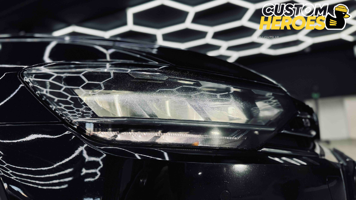 Источник фото: https://custom-heroes.ru/raboty/vid-uslugi/avtosvet/nashi-raboty/volkswagen-passat-b8-zamena-stekol-far-i-okleyka-poliuretanovoy-plenkoy/