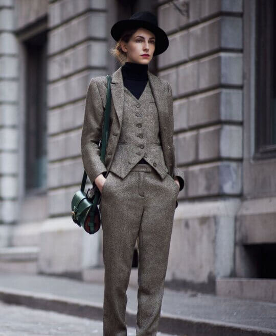 Английский или британский стиль в одежде — это сдержанное, но элегантное направление в моде, основанное на простых силуэтах, прямых линиях, спокойной цветовой гамме и высококачественных тканях.