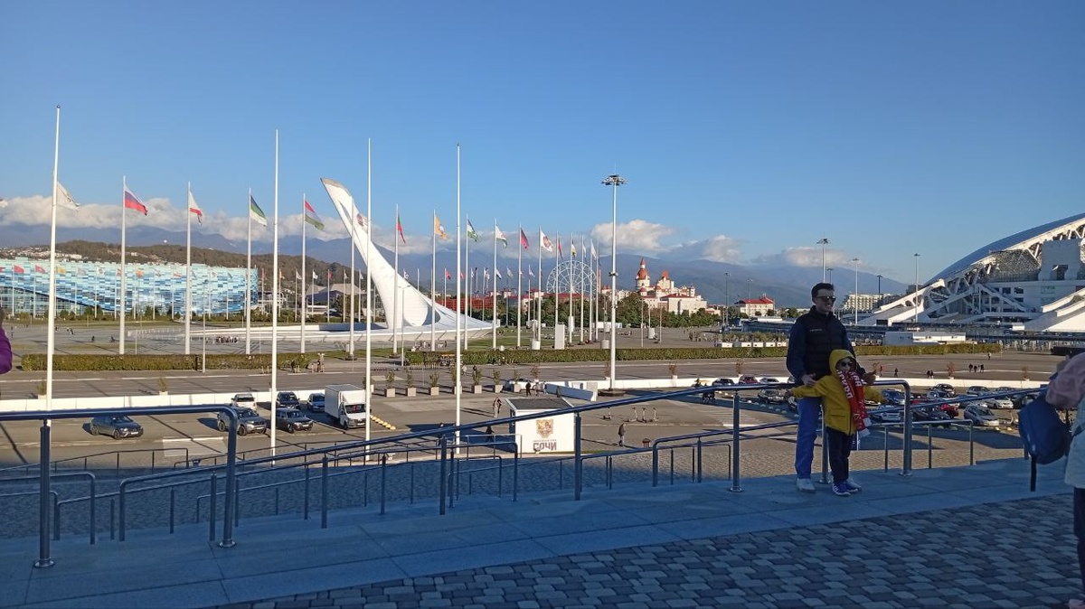 Болельщиков "Спартака" было немало. Вдали - абхазские горы.