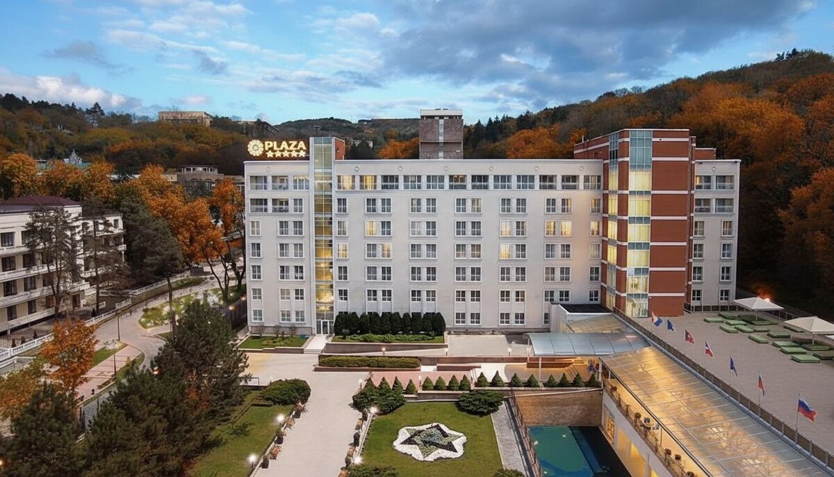 Прогулки по Нарзанной галерее, аромат хвойного воздуха и лёгкость после ингаляций — ощущение, что тебе снова 17.