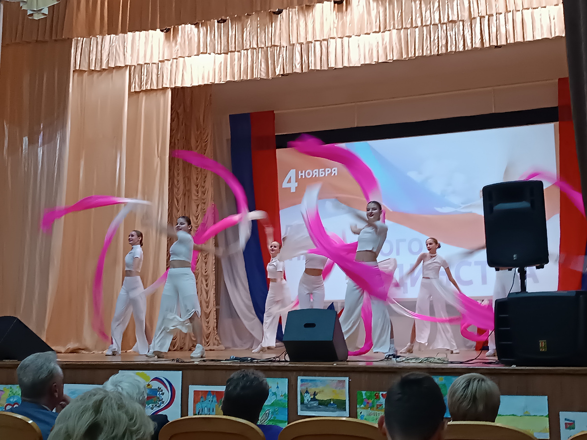 Рисунок между головами зрителей