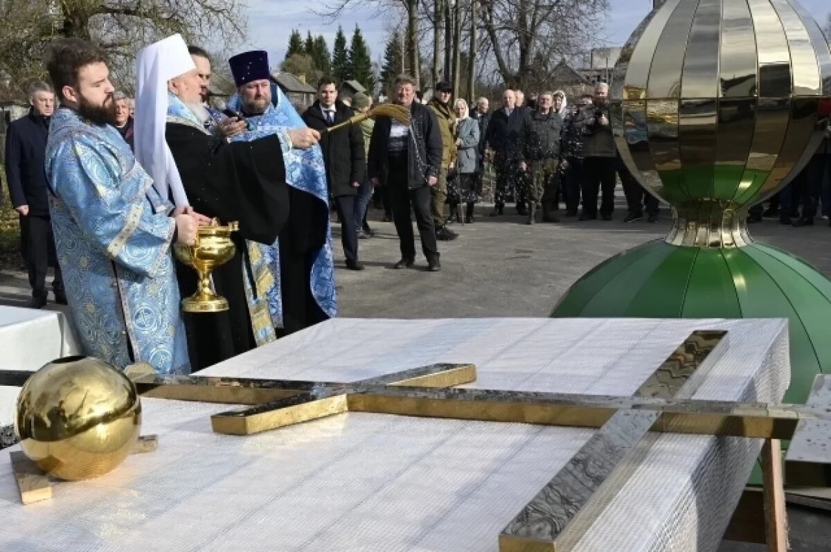    В брянском селе Селечня освятили купол и крест возрожденного храма