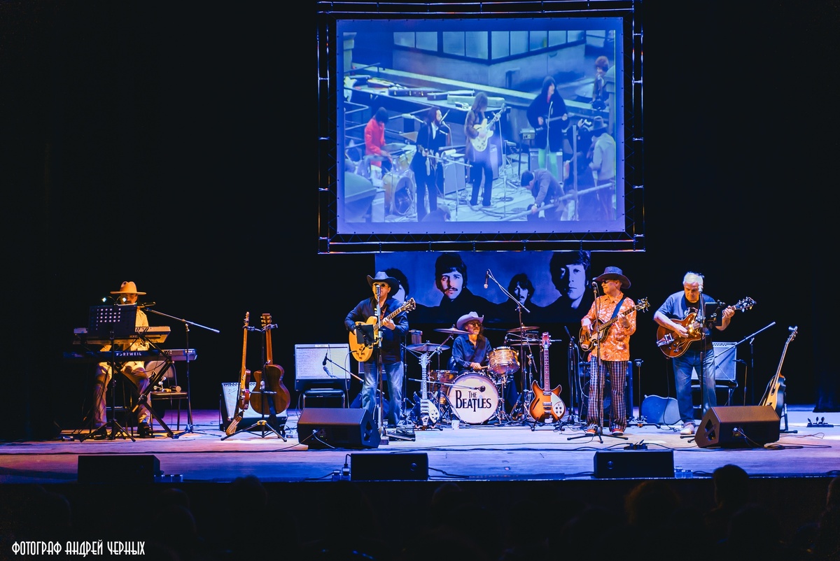 31.10.2025. Концерт OLD FRIENDS BAND  в Тюмени, посвященный Джону Леннону и группе THE BEATLES. Фотограф Андрей Черных