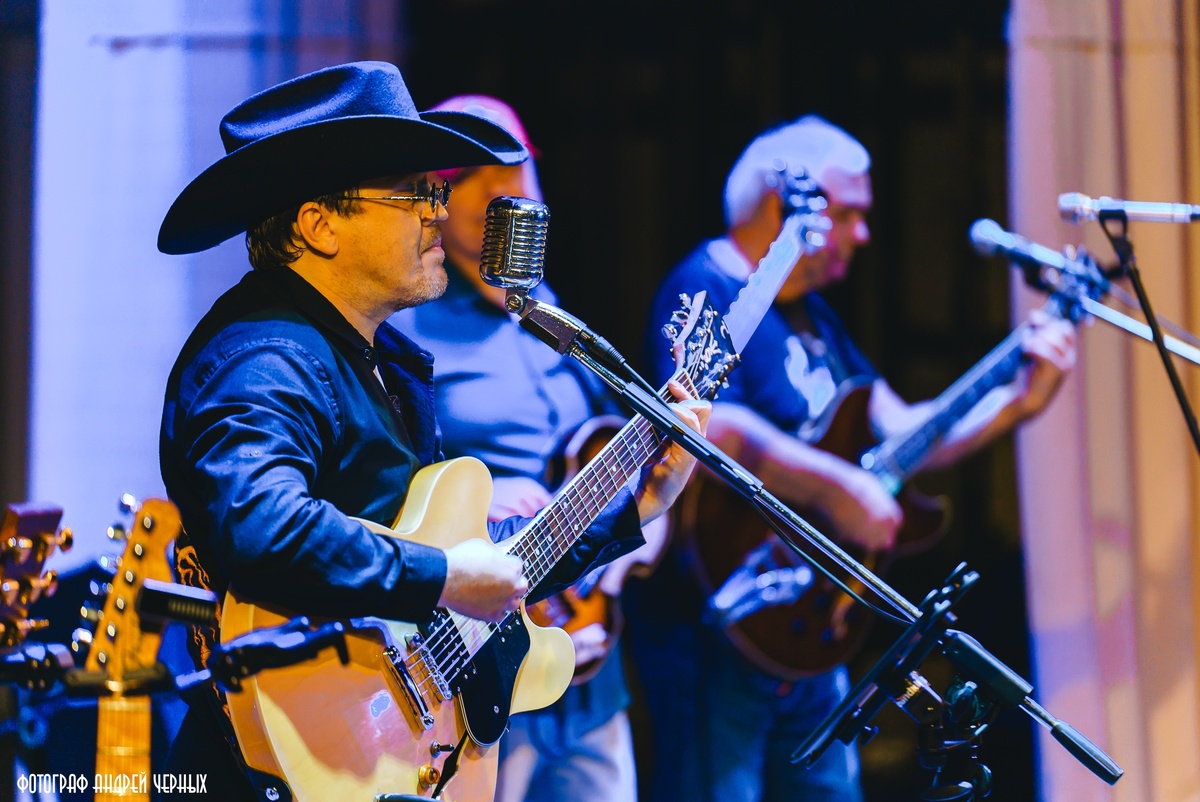 Концерт OLD FRIENDS BAND  в Тюмени, посвященный Джону Леннону и группе THE BEATLES. 31.10.2025. Фотограф Андрей Черных