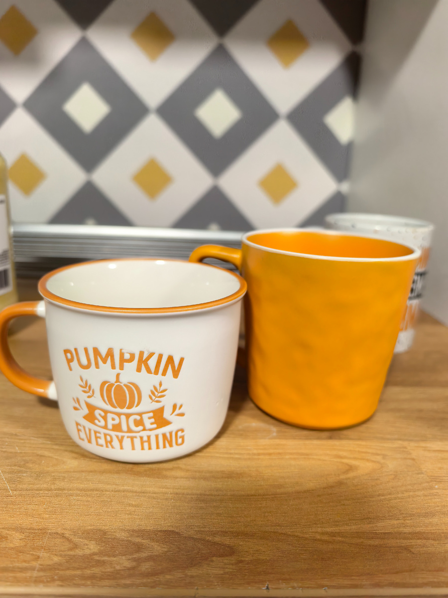 Неидеальные, но с особым настроением. То, что буква не прокрашена увидела уже дома. Говорят, что оранжевый цвет делает блюда слаще. Проверим! :)