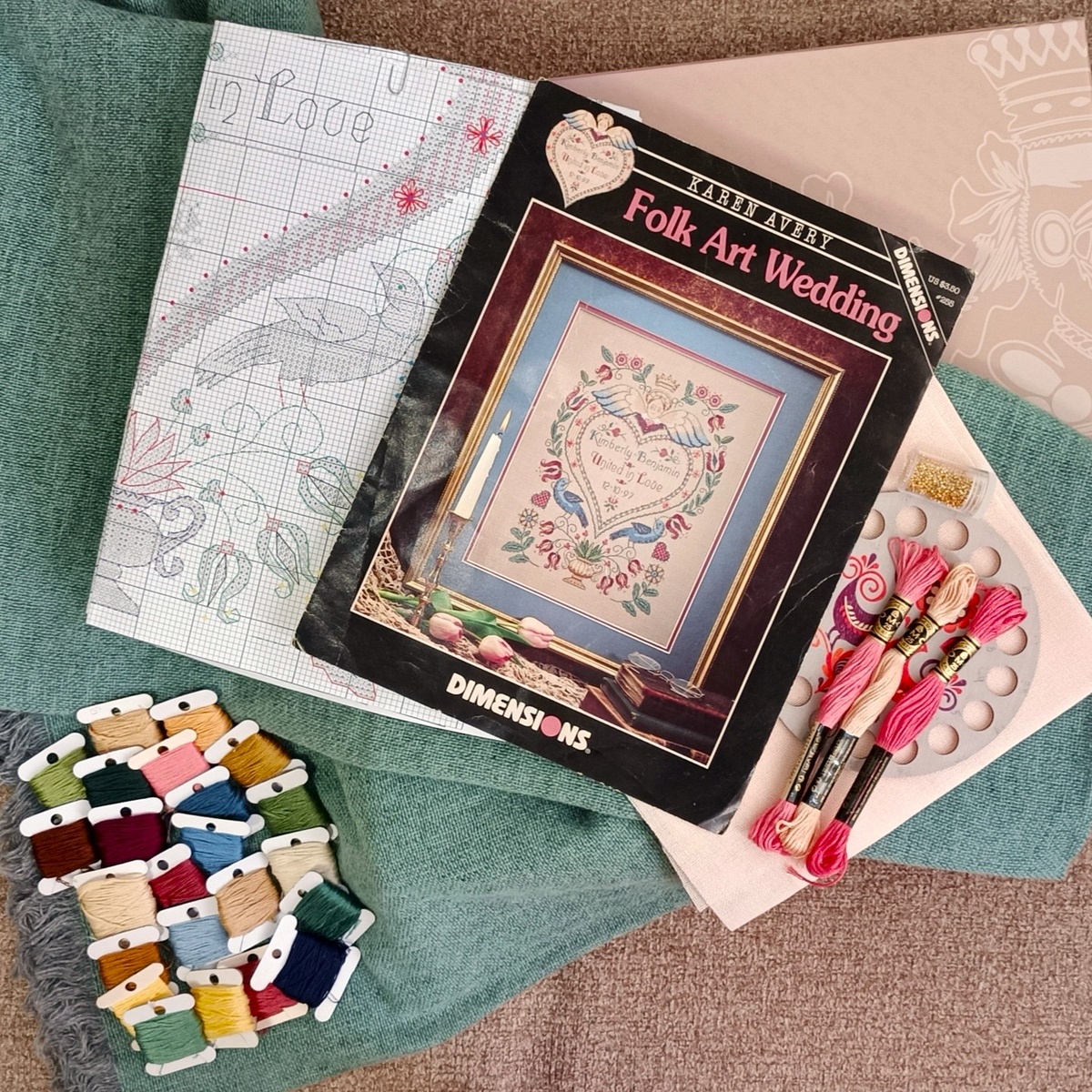 превью схемы Folk Art Wedding и подготовка материалов к ней, производитель Dimensions. здесь и далее все фото сделаны автором блога