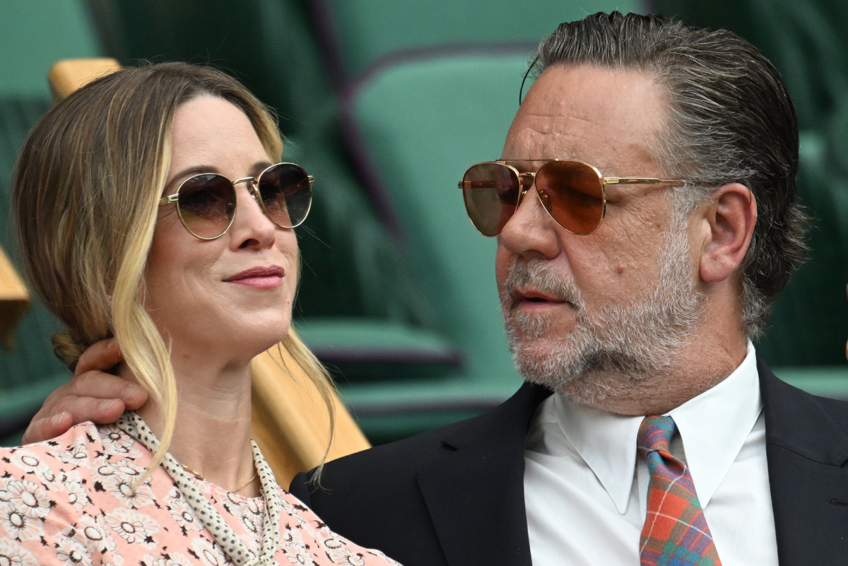     Рассел Кроу объяснил, почему никогда не женится на возлюбленной, которая почти вдвое его моложе