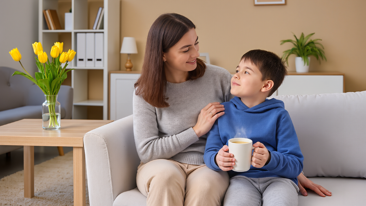 Мама с ребёнком в уютной домашней обстановке