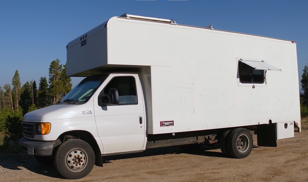 Предприимчивый аспирант переоборудовал Ford E-350 в скрытую квартиру на колесах.