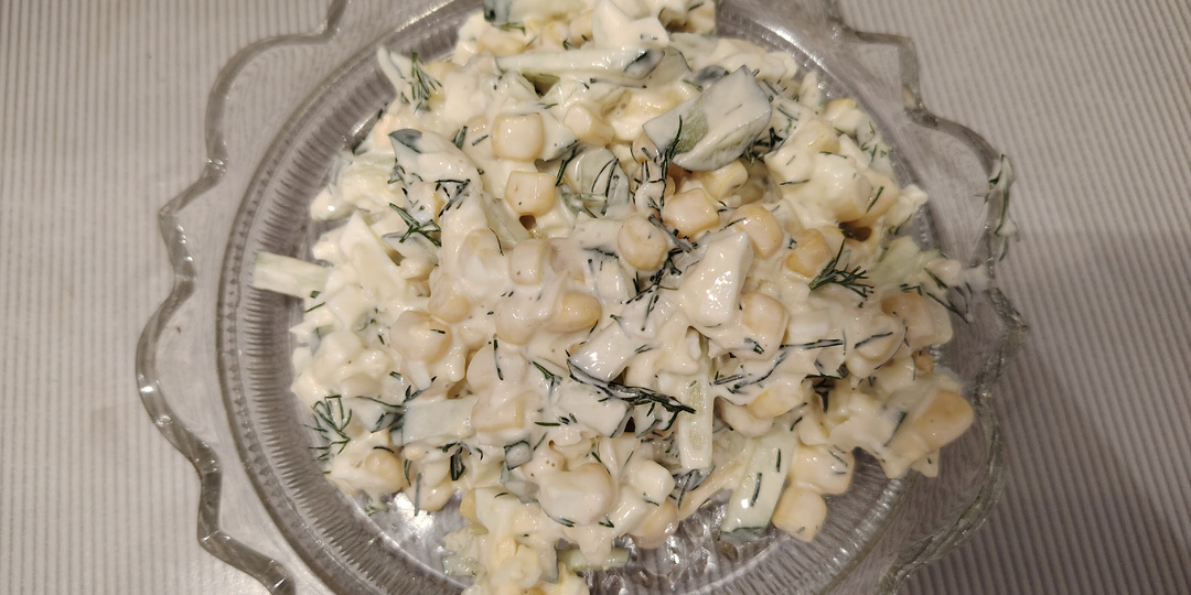 Готовлю вкусный салат из огурцов, кукурузы и сыра.