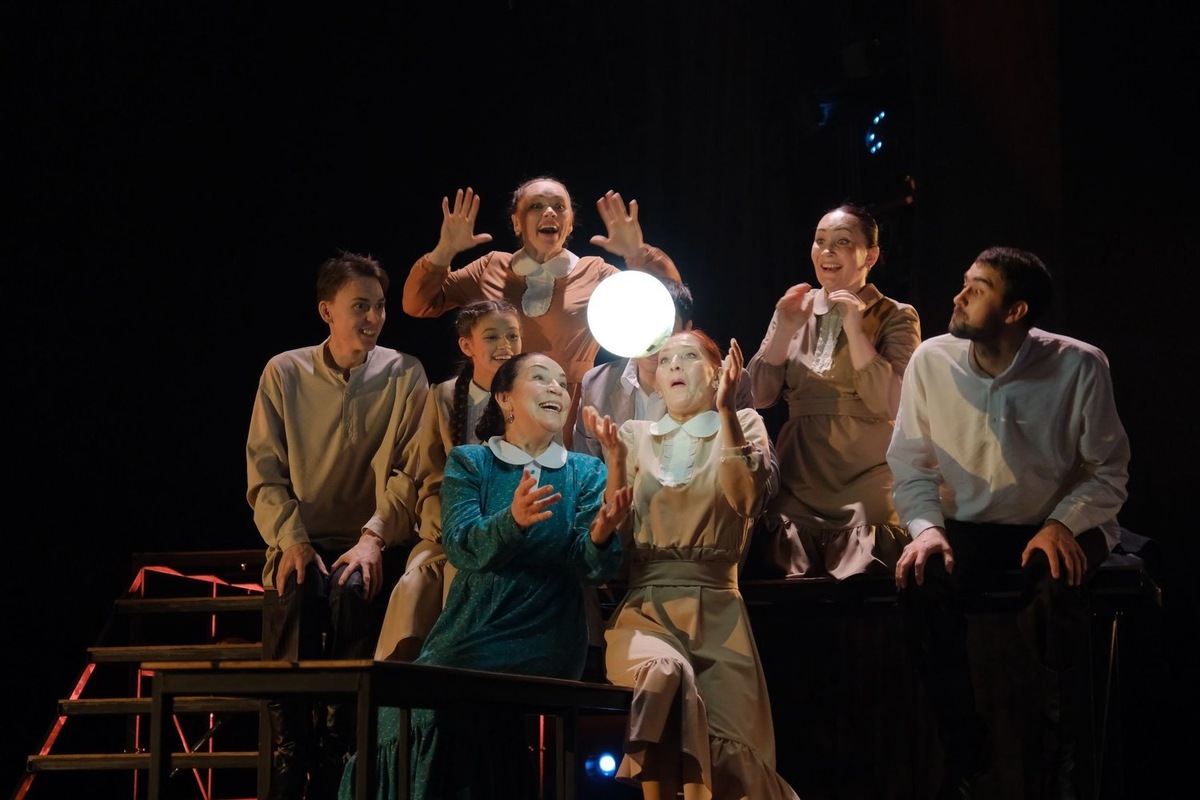    Актеры играют в спектакле в основном по 4-6 ролей. предоставлено пресс-службой театра Кариева