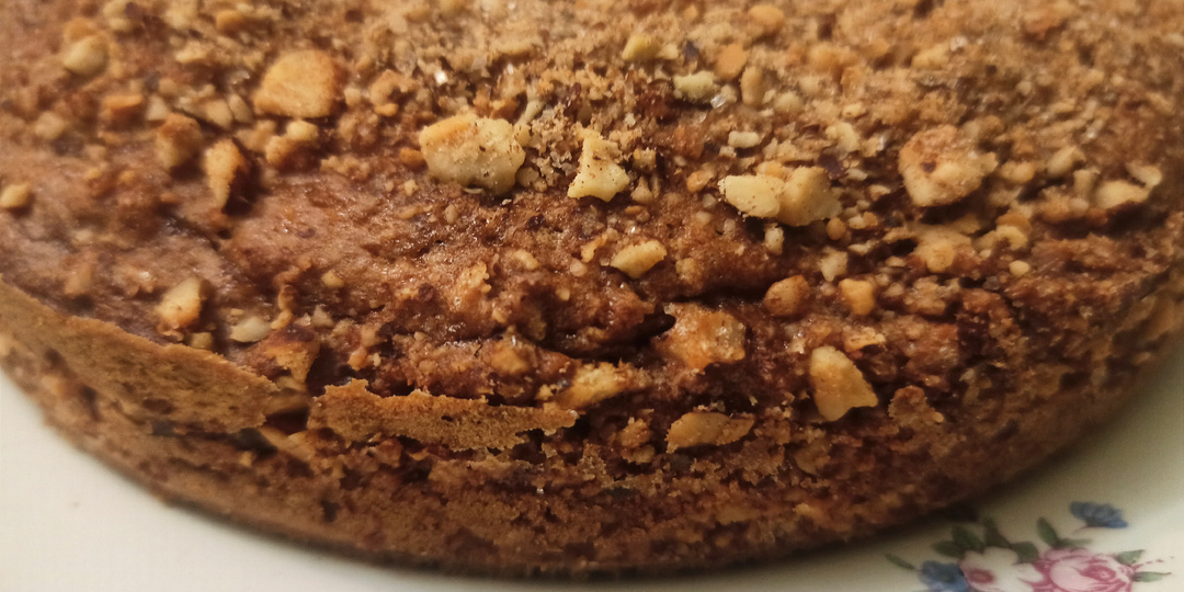 Кекс на яблочном пюре с ореховой крошкой – легко готовится и быстро съедается!