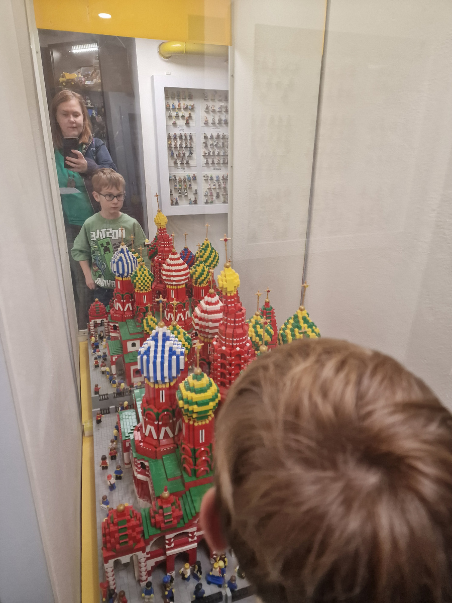 это мы в музей лего с ним ездили. "О, - говорит, - Москва из лего. Сделай фото". Сделала