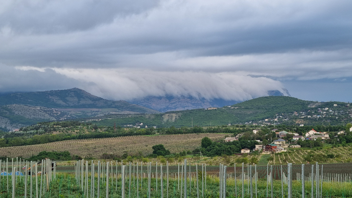 Стелящиеся облака на мысе Айя