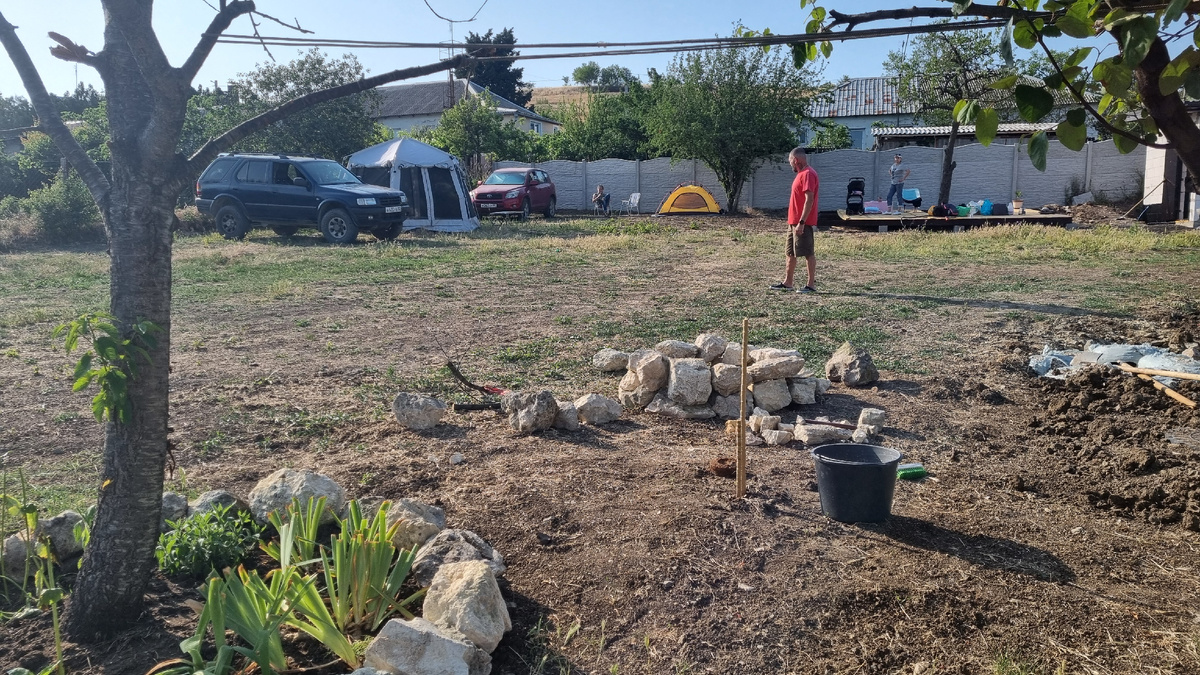 Так мы начинали. Ещё не было площадки для костра.